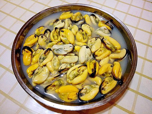 把海虹肉扒出来备用