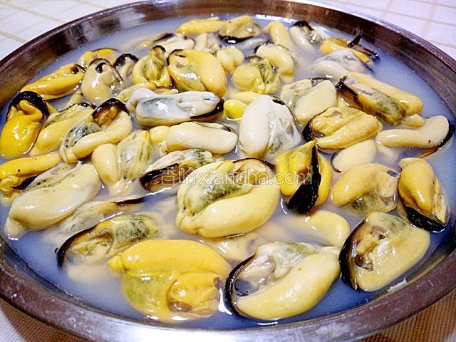 煮海虹的汤过滤后倒入海虹肉中，腌制半小时