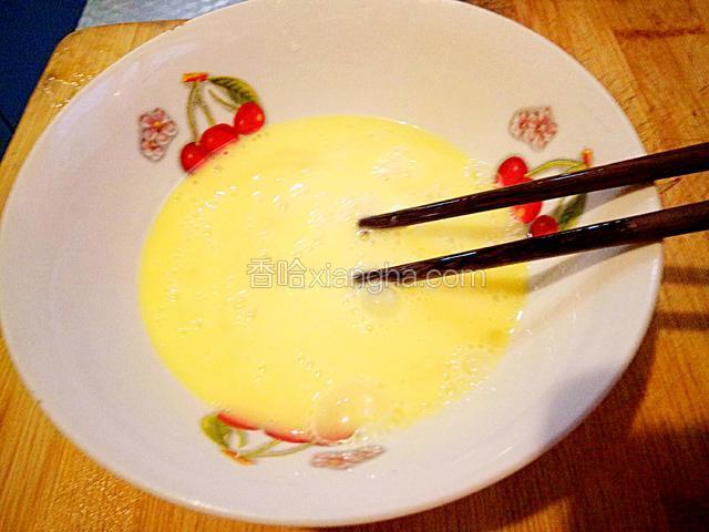 鸡蛋打入碗中，搅拌均匀备用