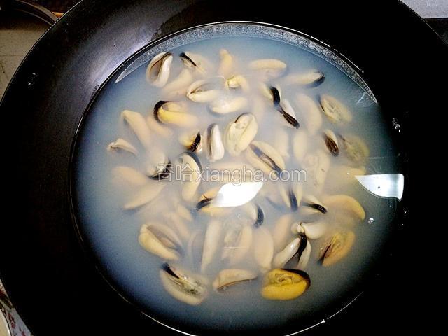 海虹连肉带汤倒入锅中，酌情添加适量清水