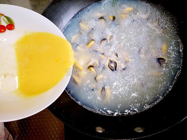 沿锅边向中心画圈淋入鸡蛋液