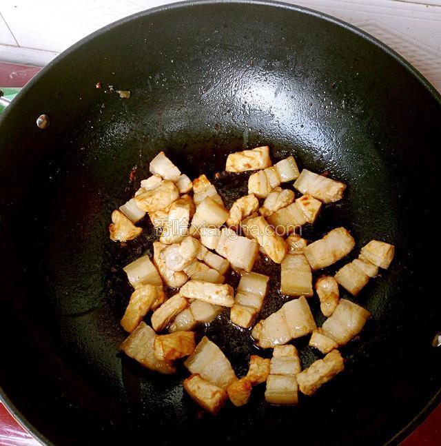 倒入五花肉后立即关火，快速翻动肉块使之均匀地裹上糖色。
