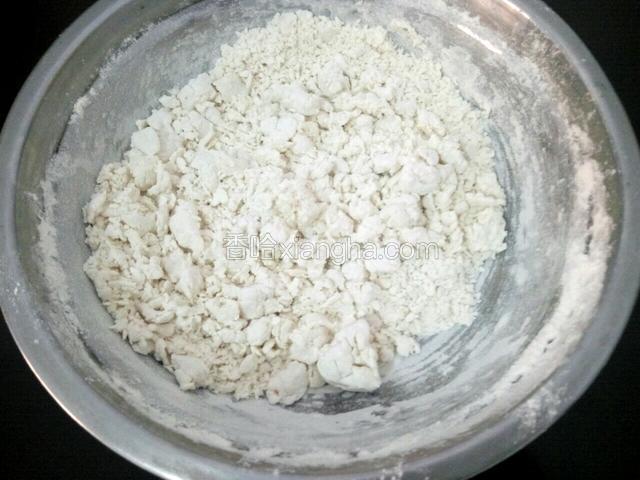 把开水分次加入盆内，搅拌成絮状