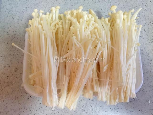 将金针菇切除老根，撕成小朵；