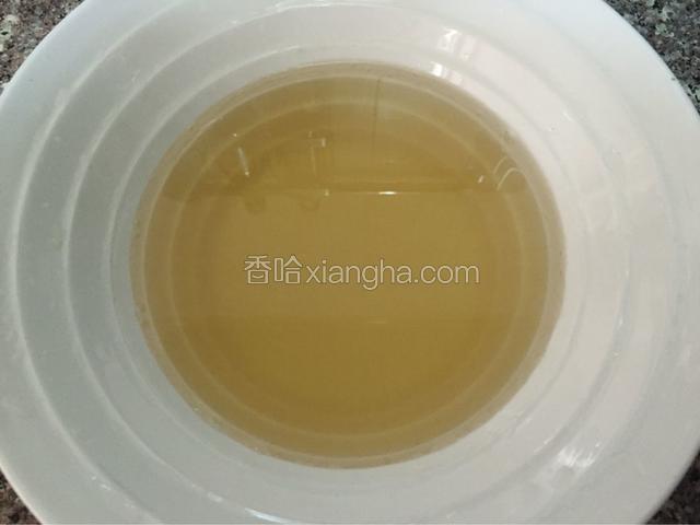 汤汁
冰水，米醋，酱油，盐，糖，鸡汁，少许姜末、蒜末、搅拌均匀静置片刻，过滤掉杂质留汤汁