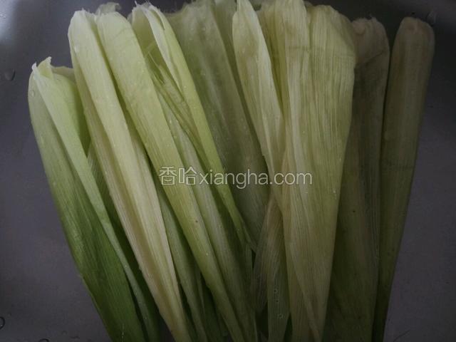 玉米叶挑里面的留好，洗干净，一会用