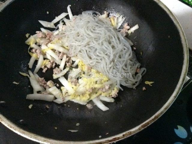炒至白菜丝变软放入煮好的粉丝。
