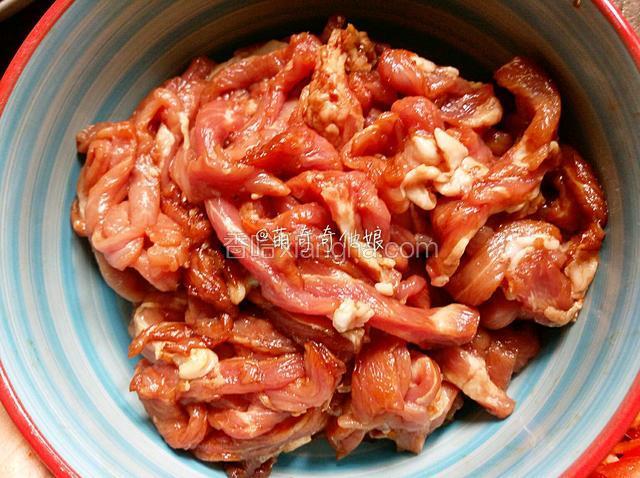 猪肉丝放碗里，加少许老抽，少许蚝油，少许料酒，适量盐，少许白糖抓匀腌制15分钟。