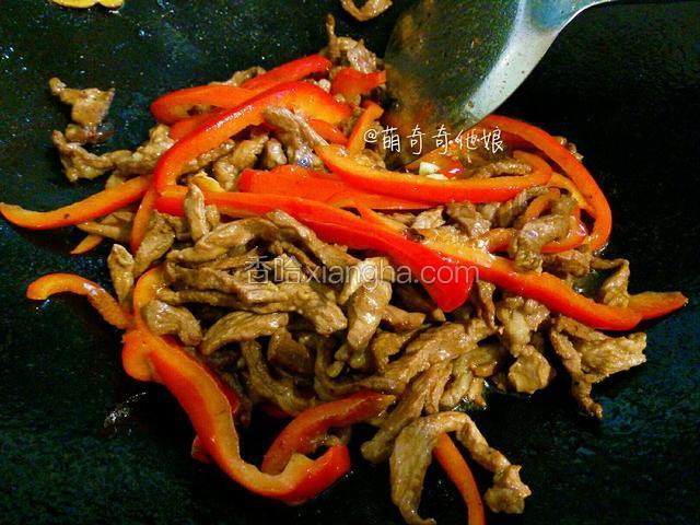 加入炒好的肉丝继续大火翻炒至均匀后调入鸡精即可出锅！