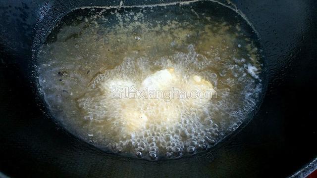 锅中放宽油烧至七八成热，放入鸡肉炸制。