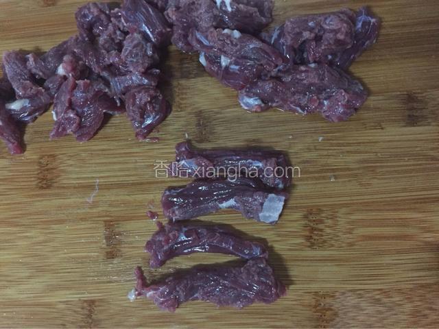 牛肉冼净切成手指长的小块