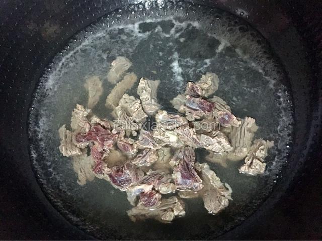 锅中倒入清水烧开后放入牛肉焯熟