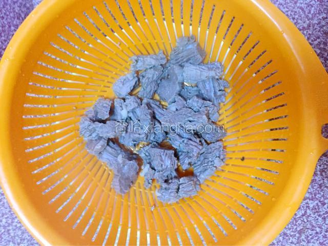 捞出洗净沥干水分备用