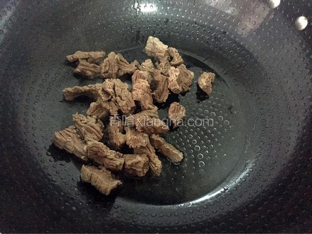锅中倒入适量油烧热后放入牛肉翻炒片刻