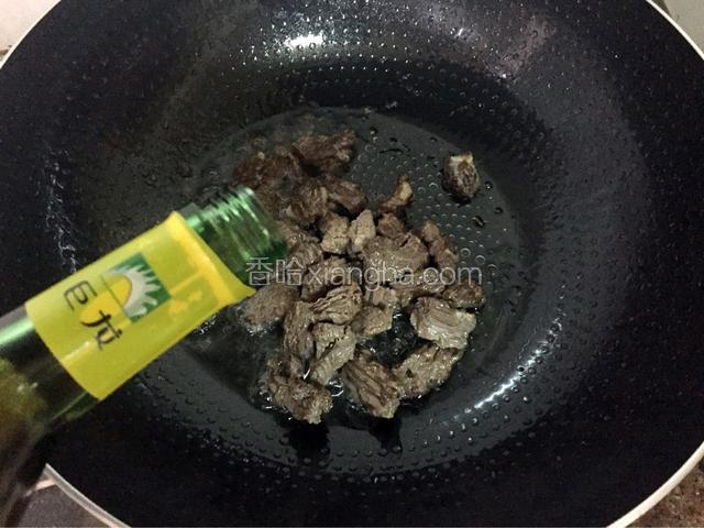 炒至明显变色，水分变少时倒入少许料酒翻炒均匀