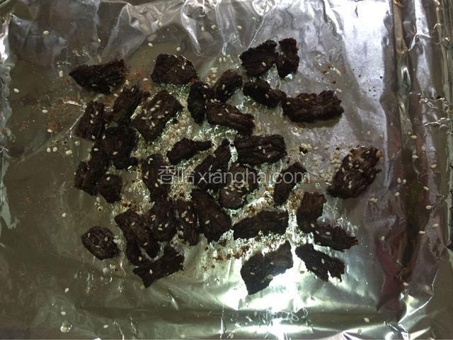 把牛肉放入烤盘上，撒上五香粉、孜然粉。（烤盘铺上锡纸，烤箱上下火200度预热）