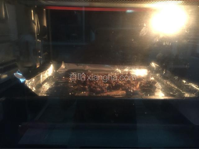 放进预热好的烤箱，上下火200度，中层10分钟，要在旁看着，免得烤焦。