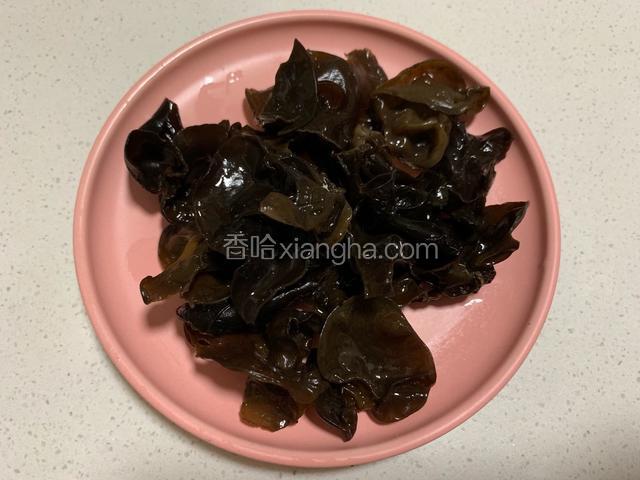 木耳冷水泡发备用
