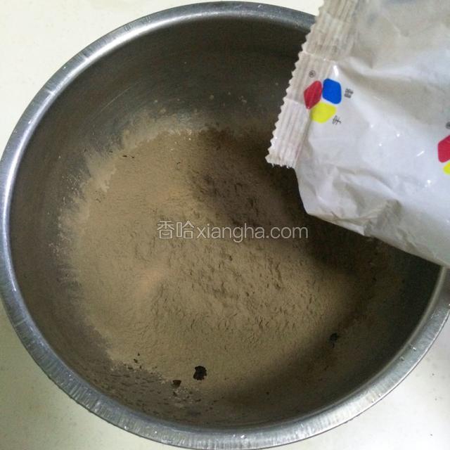 把仙草粉倒入不锈钢器皿内。