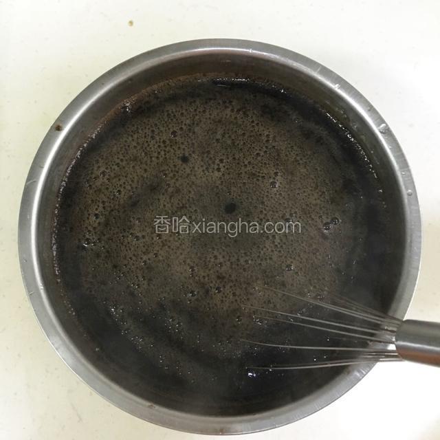 把热水慢慢倒入之前冷水和烧仙草粉调和的液体内，一边倒热水一边搅拌。