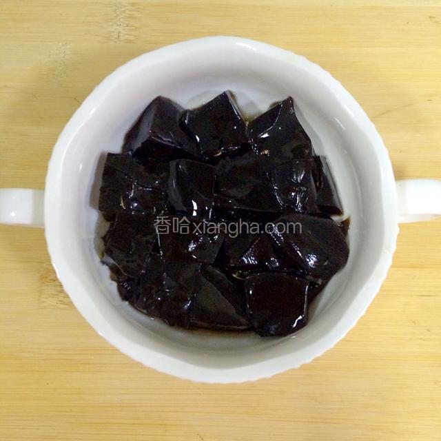 取适量烧仙草冻切块，放入碗内。