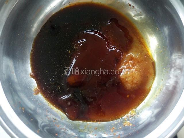 再放入两大勺酱油和一大勺蚝油，一大勺料酒