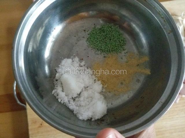 碗里放入一大勺糖，一小勺鸡精和少许胡椒粉