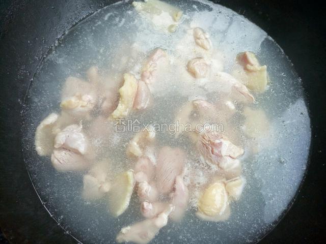 再用同一锅水，焯一下鸡腿，去除血水 几秒钟即可