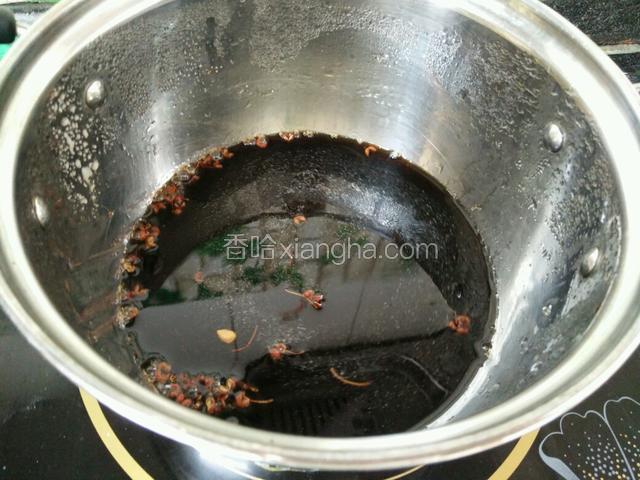 锅中放入所有的调料烧开。调料我在主料中写过。烧开后煮两分钟即可，关火自然晾凉。