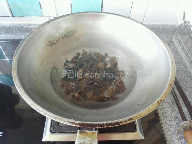 另起锅放少许水，水开倒入木耳丝焯水30秒，捞出过凉控干水分