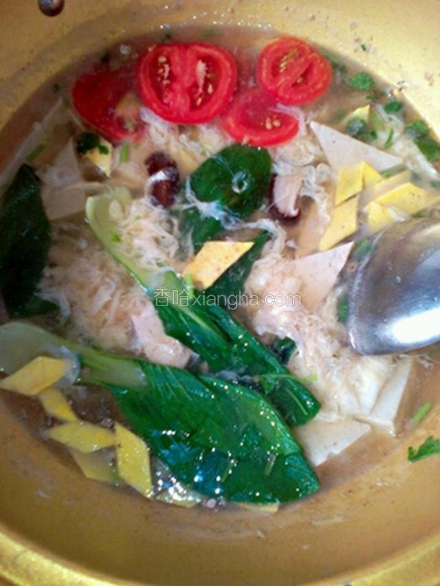 放入西红柿，鸡粉，香油关火出锅（爱吃香菜洒点香菜）
