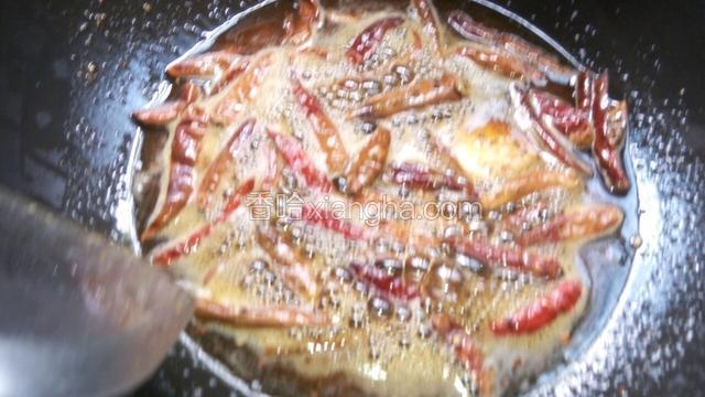 再放进辣掓粉，炒香