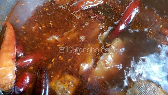 加水换大火，同时放进拍扁的姜块和葱、八角、花椒、桂皮烧开煮5分钟，放入肉丁和转小火炖二十分钟，放进盐和味精关火，汤汁就成了！