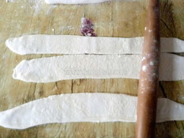 用小擀面杖把粗面坏压扁