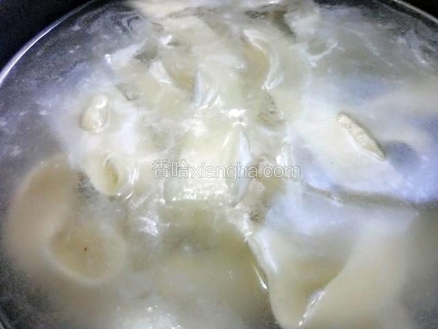 锅中烧大半锅水，大火，开后下面，煮三分钟