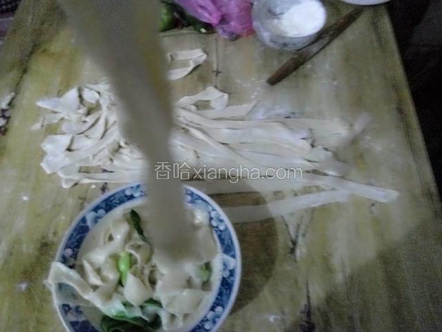 捞到汤碗里，再焯一下汤菜