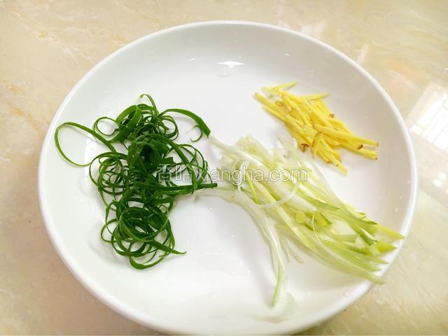 蒸鱼的时候，再准备一些葱姜切丝，葱叶撕开用清水泡卷。