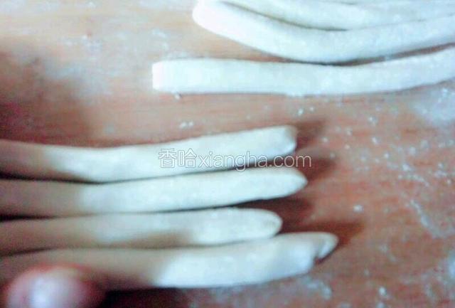 撒些干面分开，一条条大至搓一下成柱形