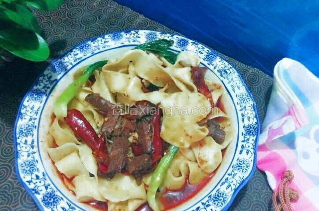 .用勺盛入适量料汤、牛肉和辣椒即可
