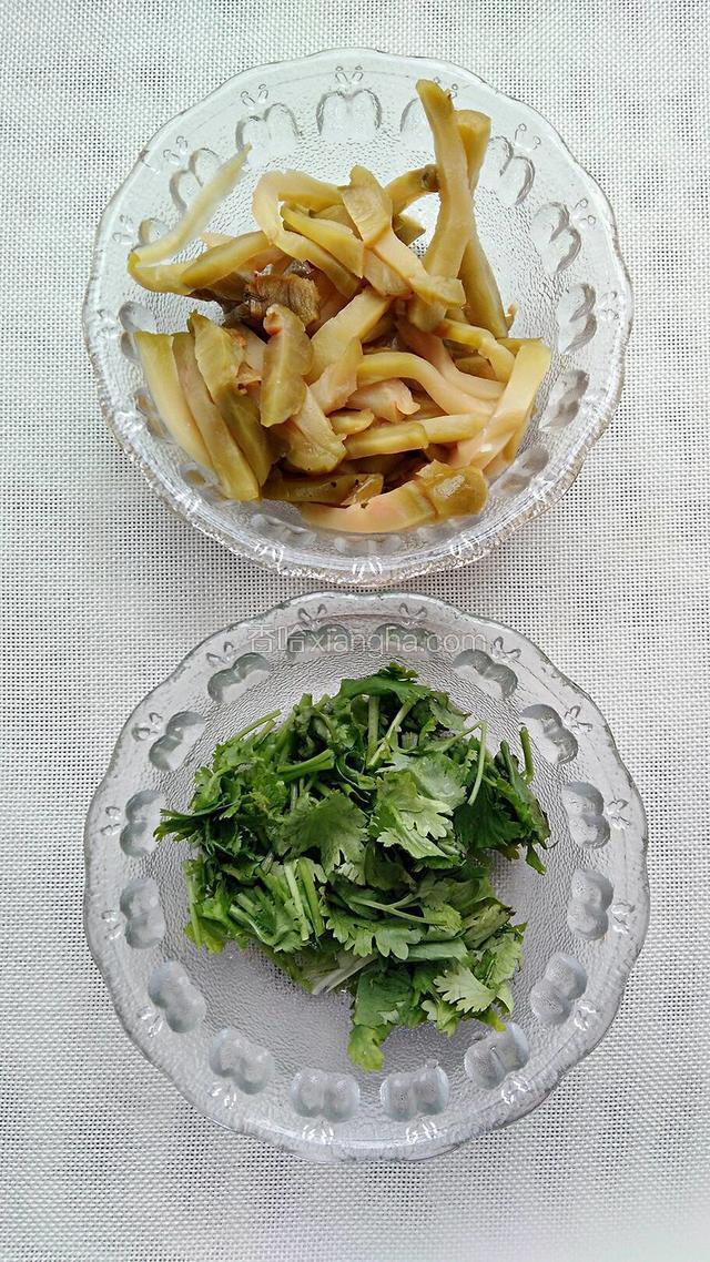 榨菜切丝，香菜切碎。