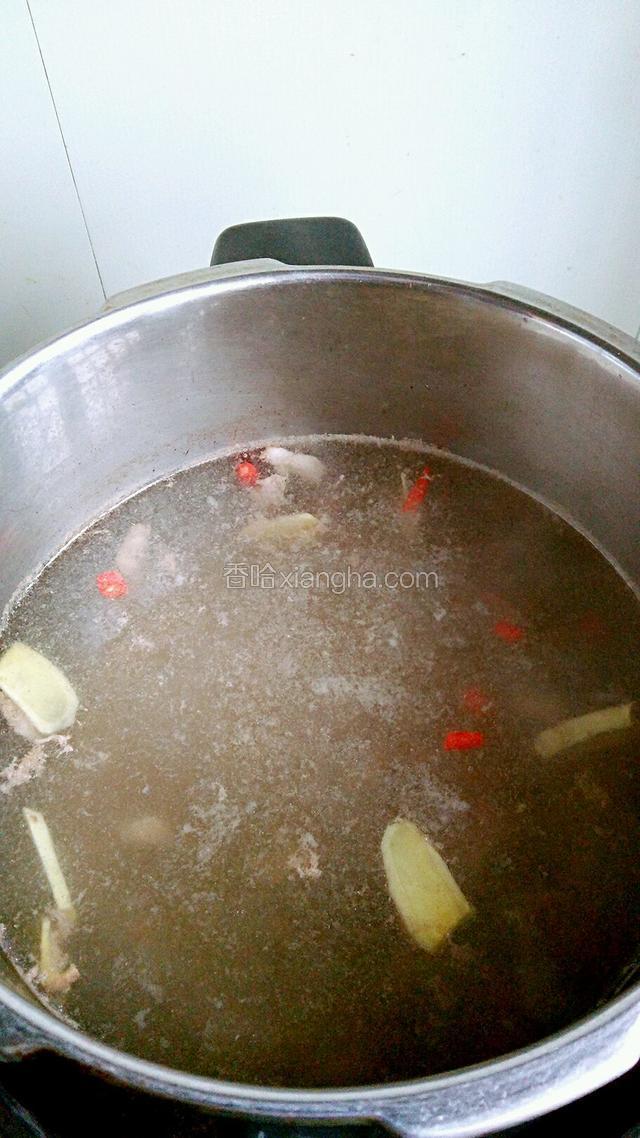 锅中烧适量水，放入姜片、小米椒和猪心煮2～5分钟，中火熬成汤。
