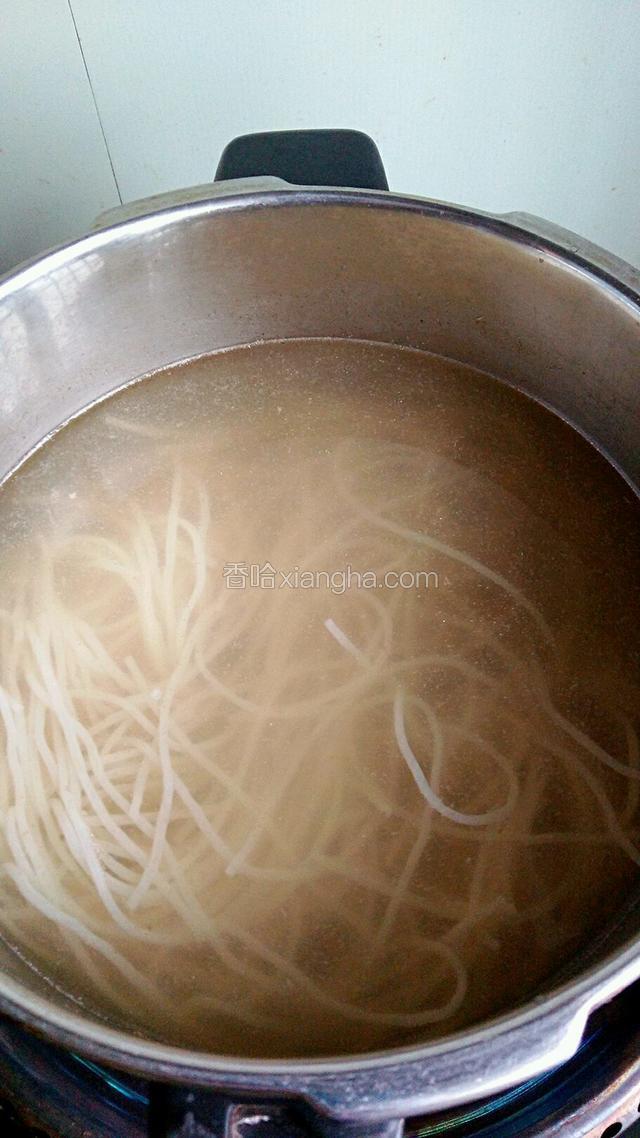 放入煮软的米粉，大火煮至沸腾。