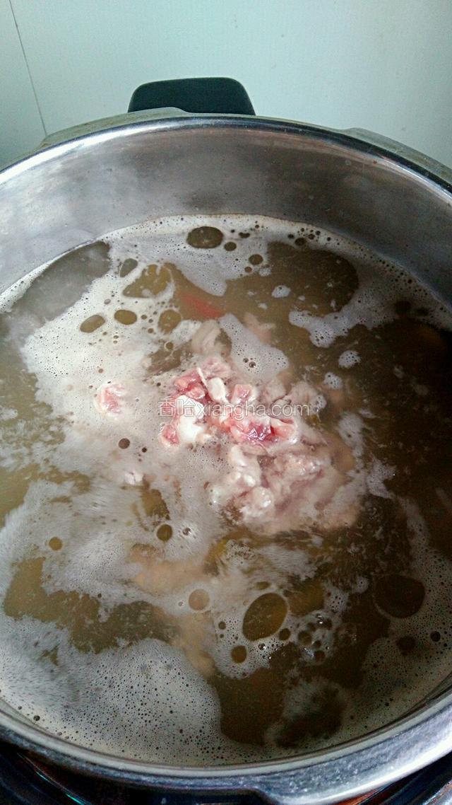 加入猪肉和榨菜丝，用筷子划散。