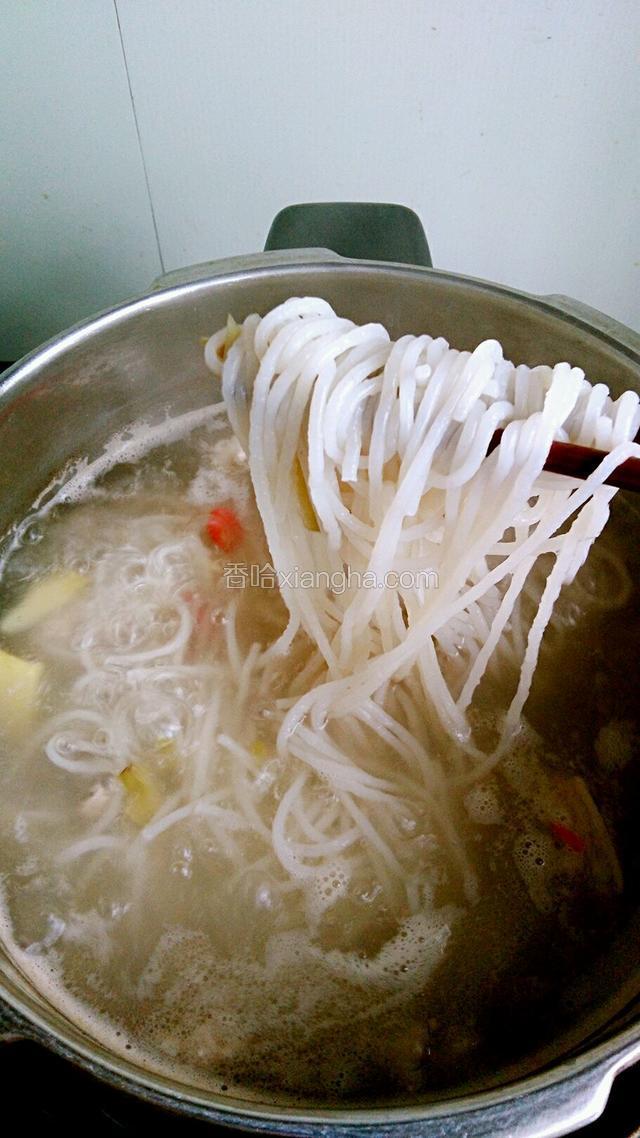 大火煮至沸腾后，粉和猪肉基本都熟了。