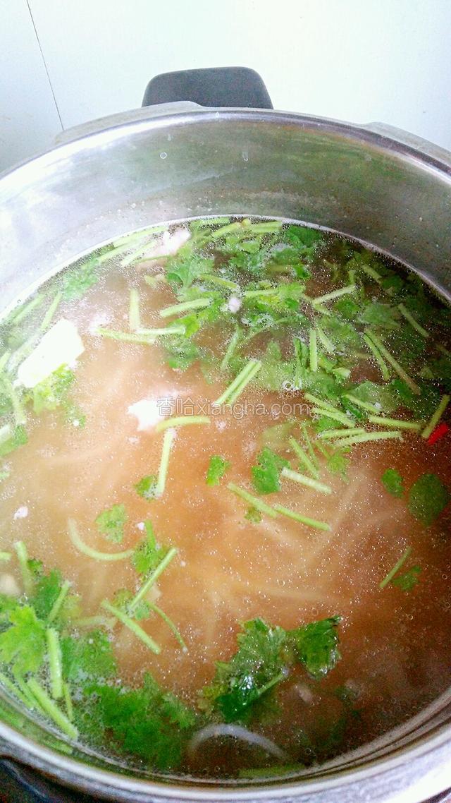调入适量油、盐、酱油和鸡精，关火，撒上香菜。