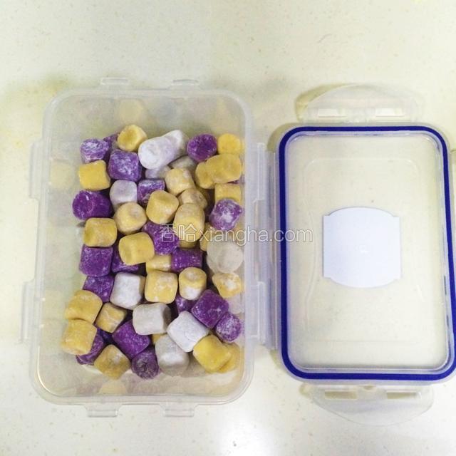 
做好的芋圆可以撒上些熟粉（为了避免黏在一起）放在保鲜盒内放冰箱冷冻室，随吃随拿。