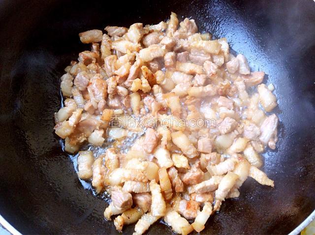 倒入肉块炒至上色