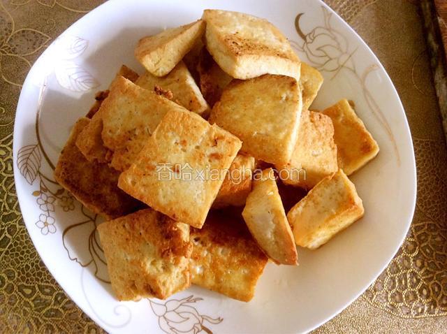 煎好的豆腐先放入盘中