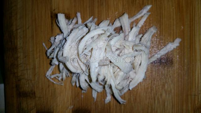 鸡肉顺纹路撕开成丝