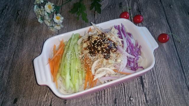 加入少许盐，糖，蚝油，香醋，辣椒油，芝麻油，麻油，撒上芝麻，拌匀即可食用